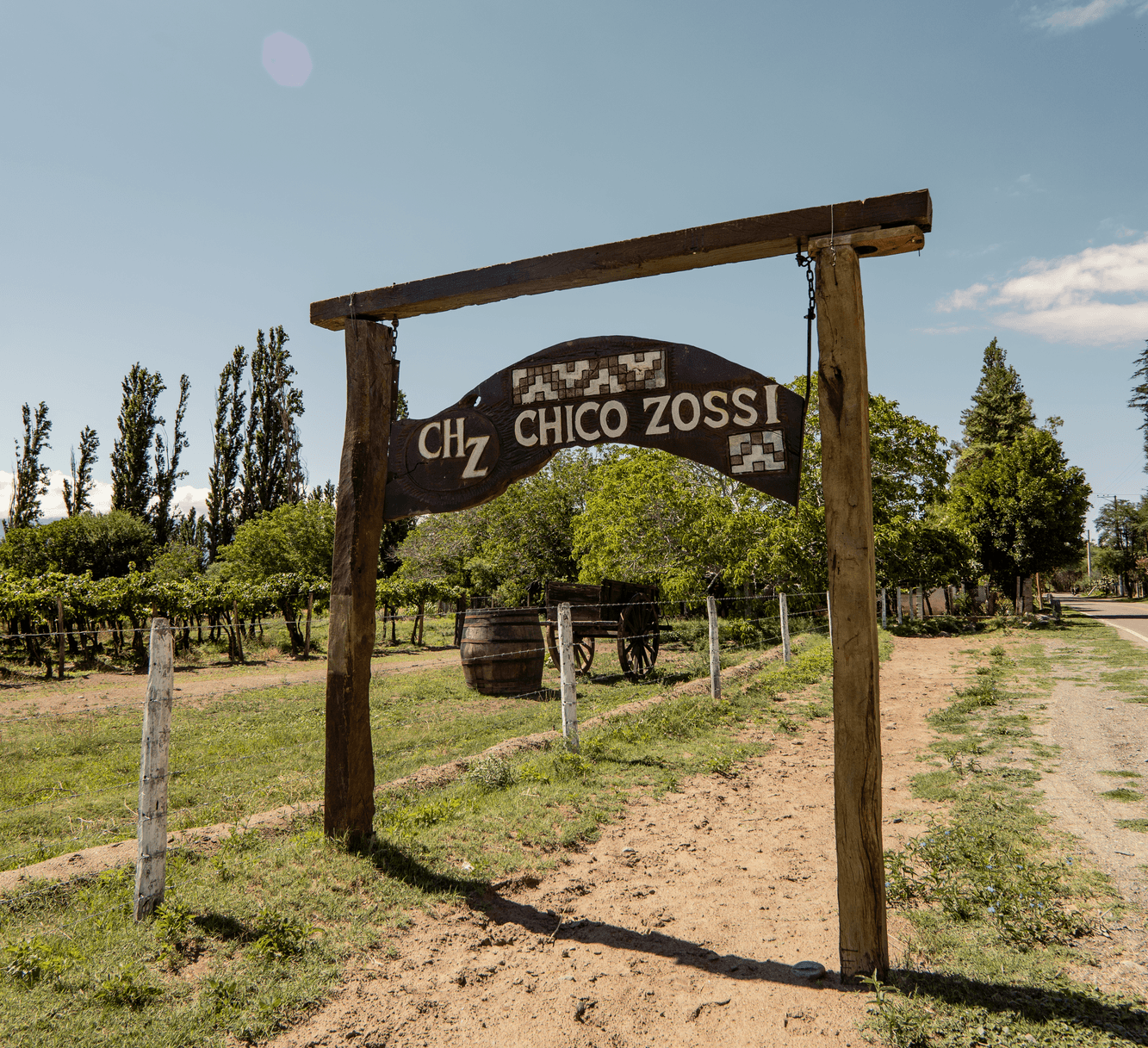 Paisaje con cartel de Bodega Chico Zossi